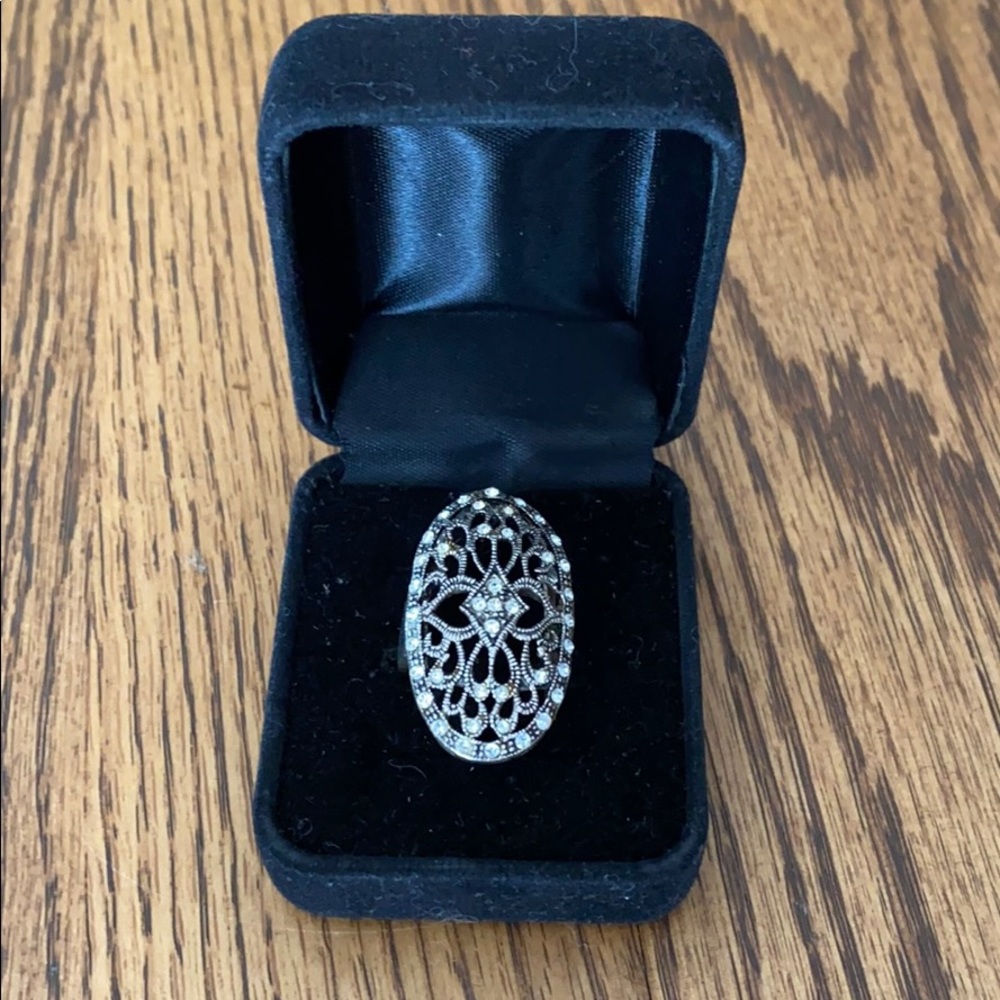 Vintage looking ring with crystals
